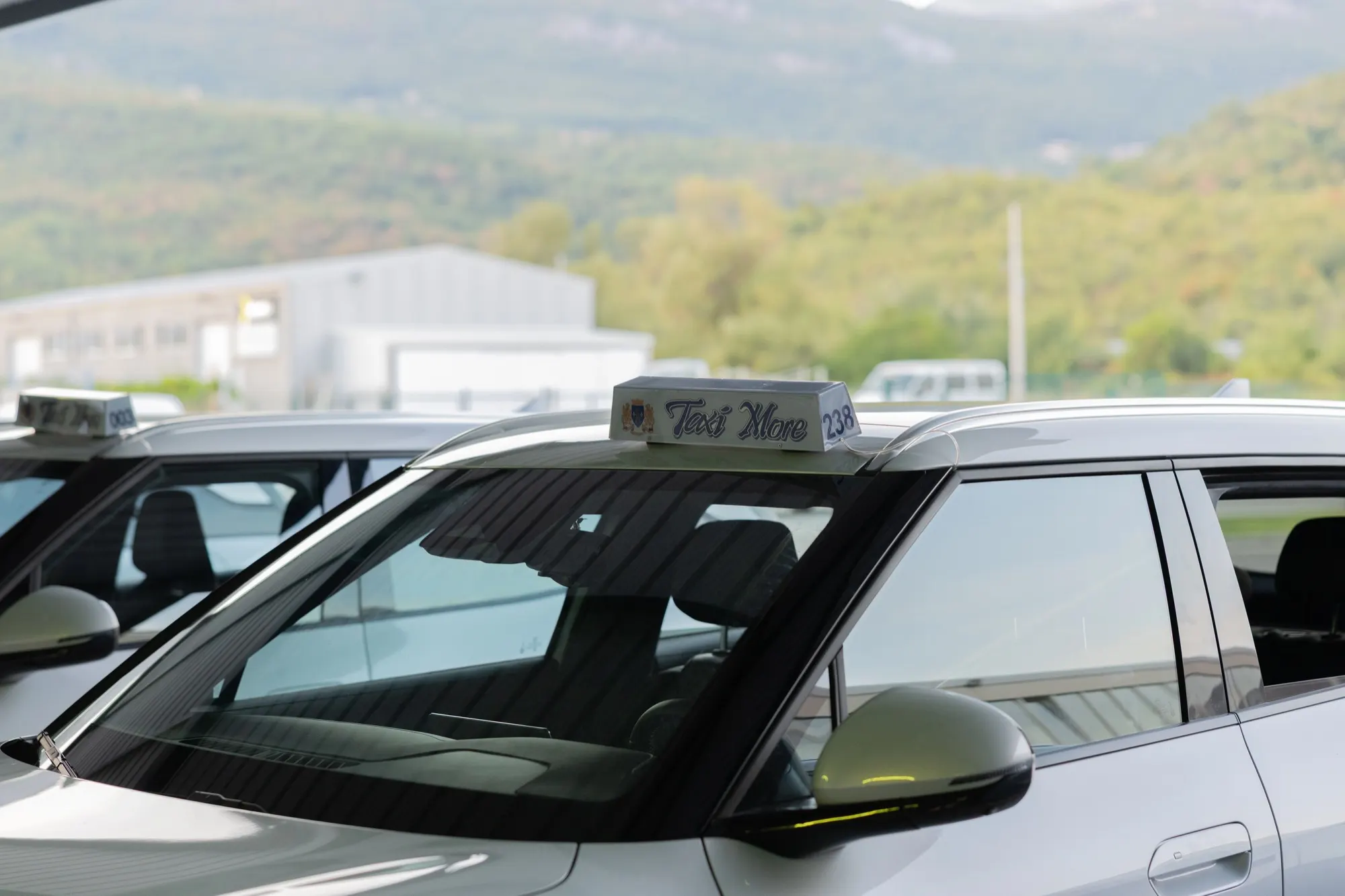 Krovni znak Taxi More na BYD vozilu
