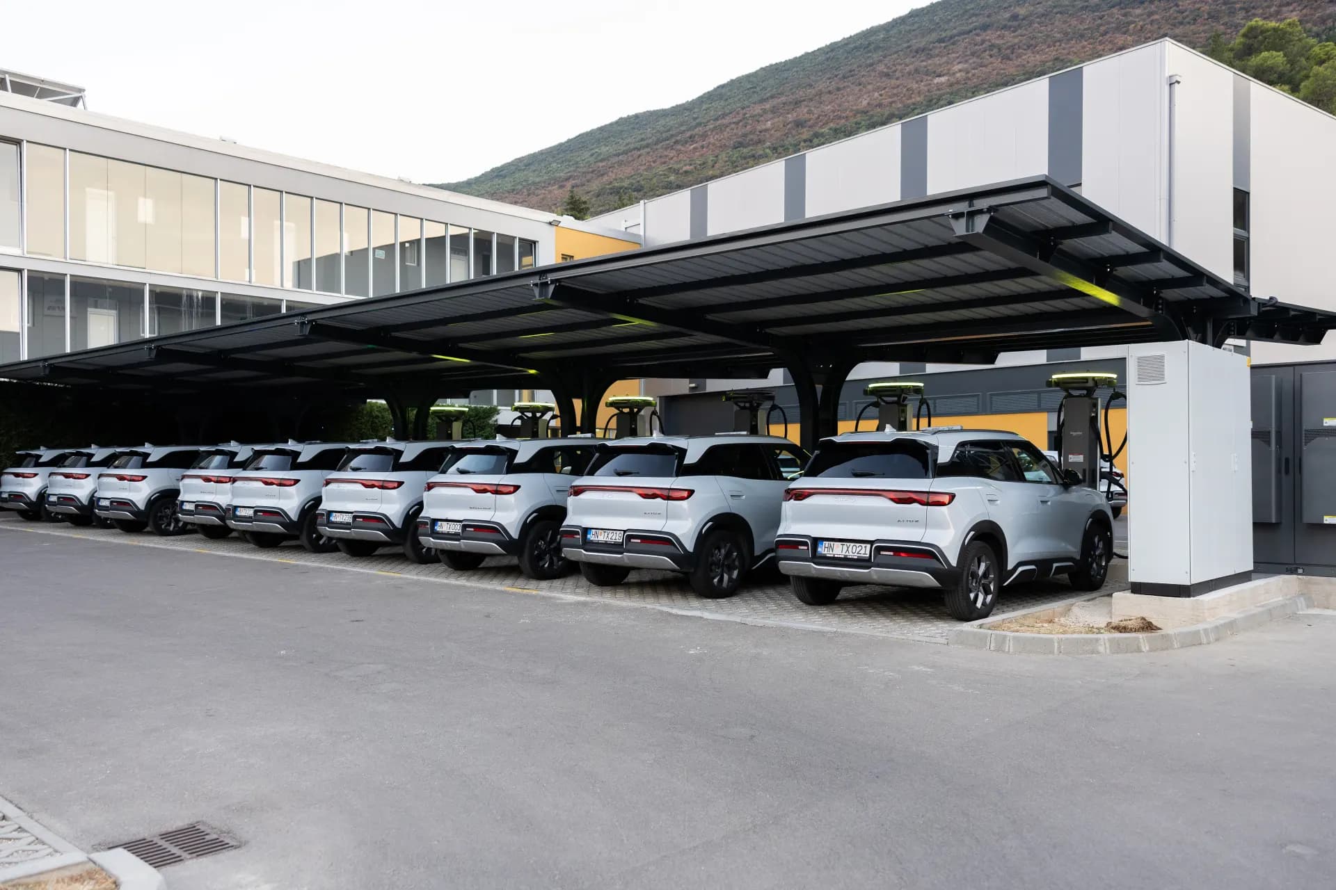 Električna flota Taxi More u nizu na punjenju
