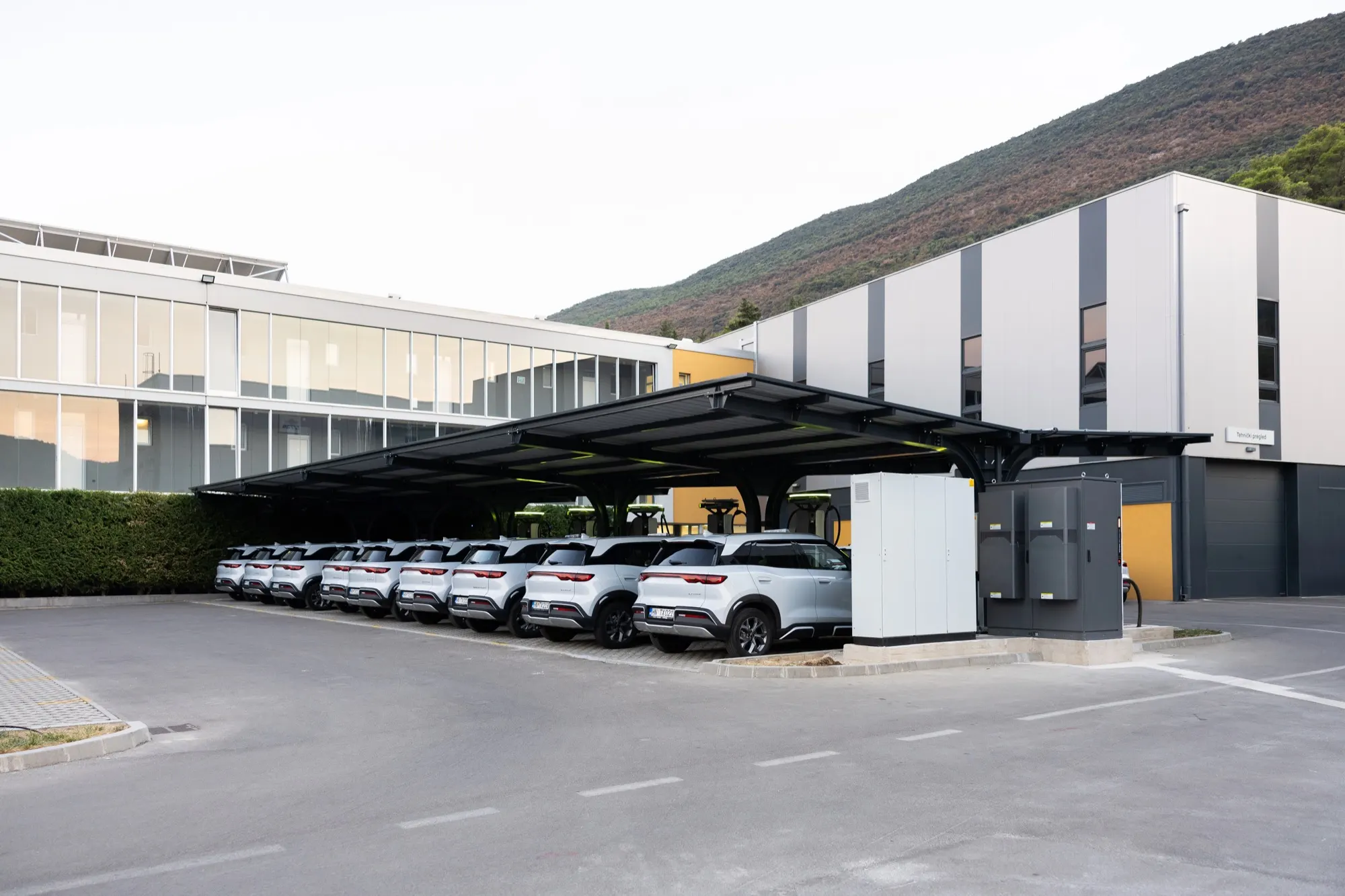 Flota Taxi More ispred baze i planine iznad Herceg Novog