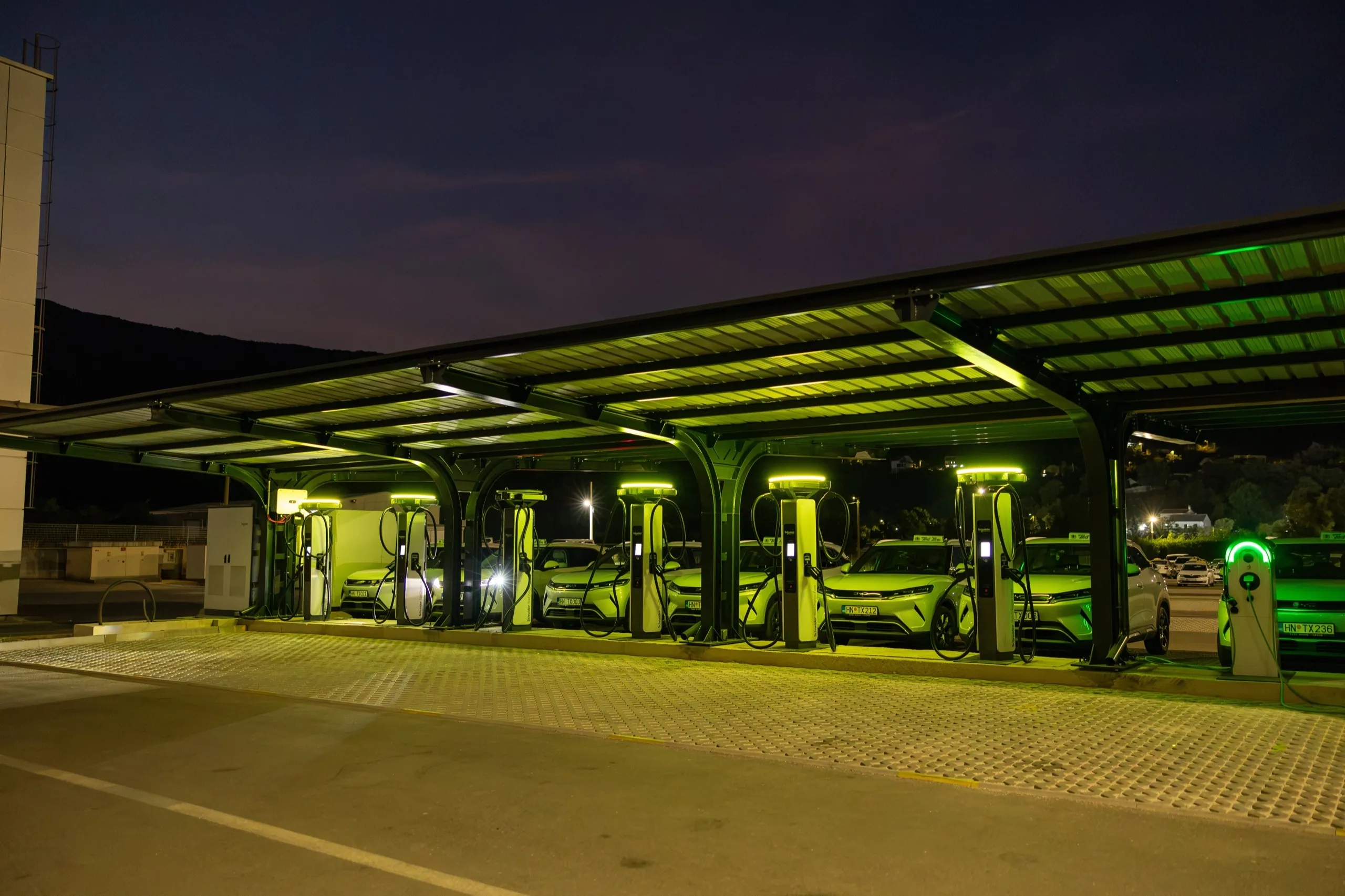 Noćna flota Taxi More pod zelenim EV svjetlom
