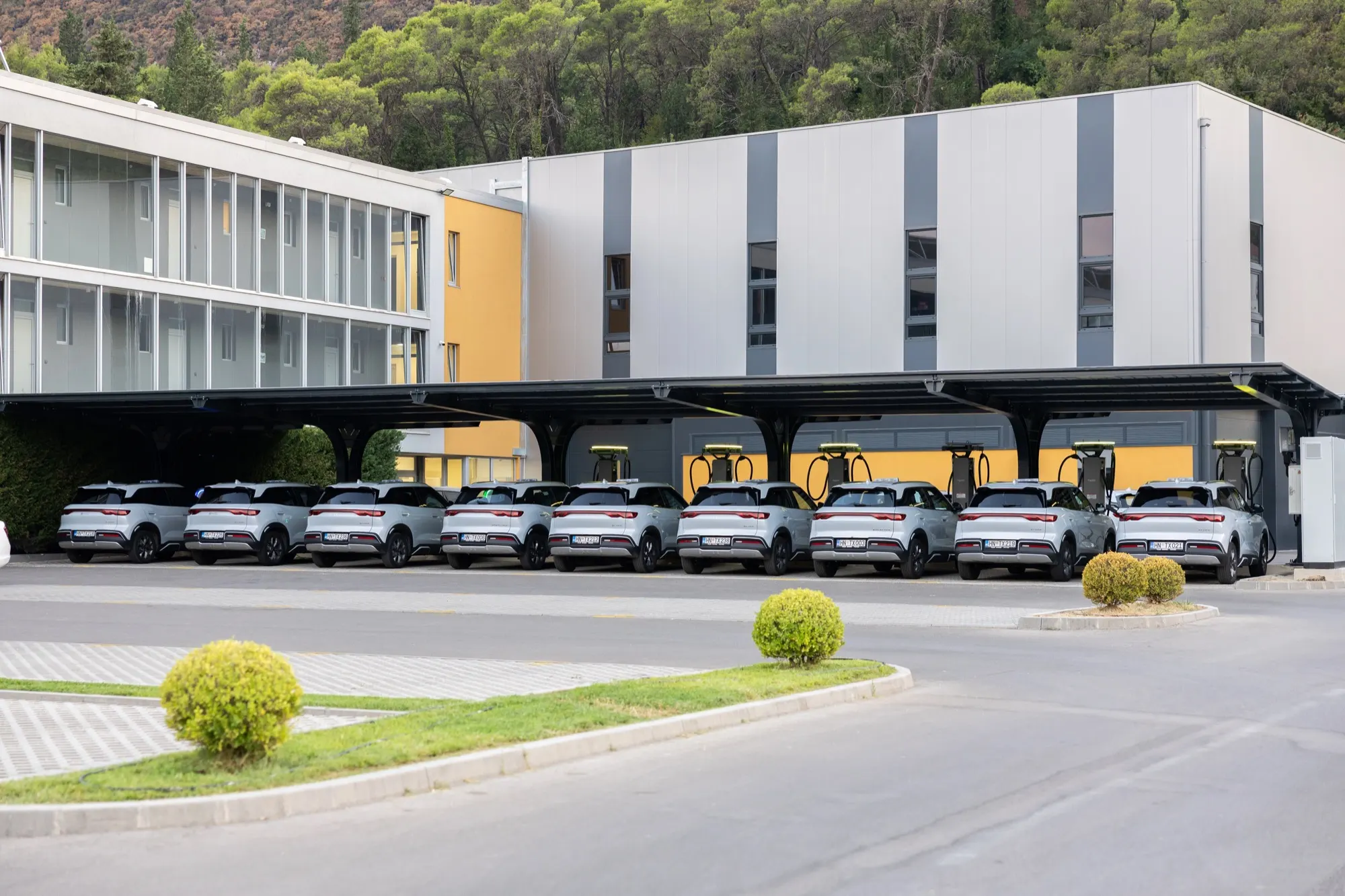 Dnevna flota električnih BYD vozila Taxi More pod nadstrešnicom